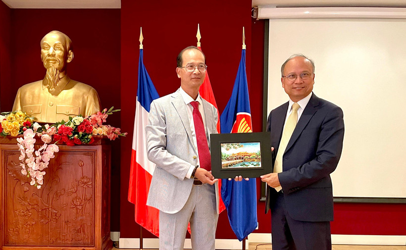 Ông Hoàng Việt Trung, Giám đốc Trung tâm Bảo tồn Di tích Cố đô Huế, trao tặng quà lưu niệm tới Đại sứ Việt Nam tại Pháp Đinh Toàn Thắng. (Ảnh: MINH DUY)