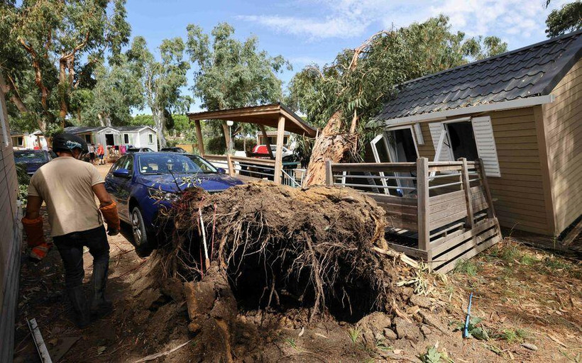 Cơn bão ập đến bất ngờ, với sức tàn phá mạnh hơn nhiều so với dự báo. (Ảnh: Le Parisien- AbacaPress.com)