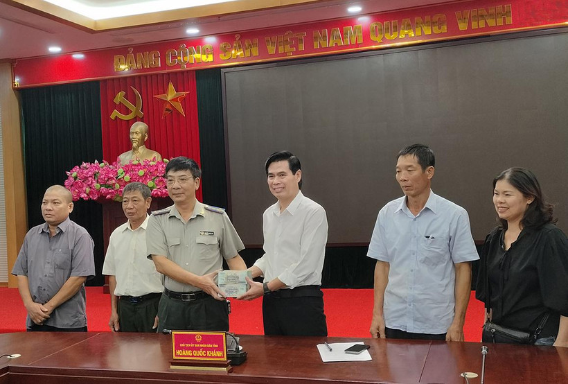 Chủ tịch UBND tỉnh Sơn La trao 1 tỷ đồng cho Cục Thi hành án dân sự tỉnh trước sự chứng kiến của đại diện công nhân.