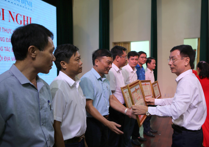 Chủ tịch UBND tỉnh Nam Định Phạm Đình Nghị tặng Bằng khen cho 6 tập thể và 9 cá nhân có thành tích xuất sắc trong công tác bảo đảm an toàn giao thông.