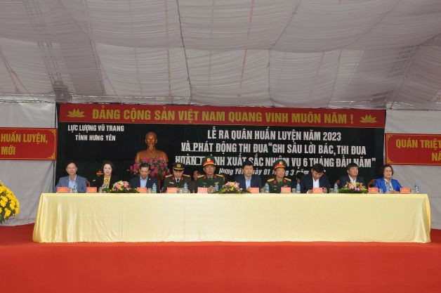 Các đại biểu dự lễ ra quân huấn luyện.