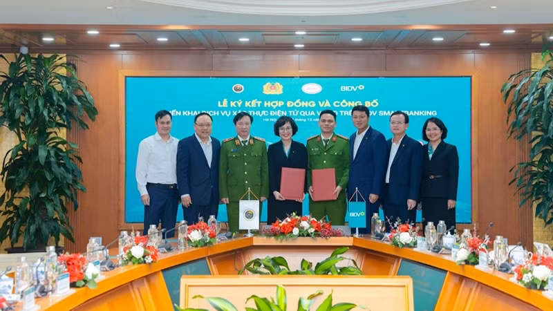 Đại diện Trung tâm RAR và BIDV ký kết hợp tác.