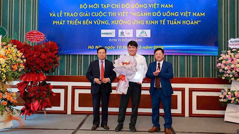 Ban Tổ chức cuộc thi trao giải cho tác giả đạt giải B.