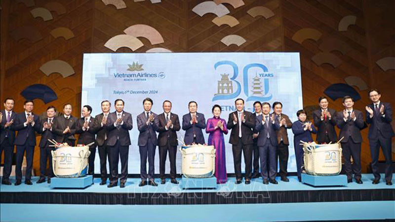 Chủ tịch Quốc hội Trần Thanh Mẫn và Phu nhân cùng đại biểu thực hiện nghi thức kỷ niệm 30 năm mở đường bay trực tiếp Việt Nam-Nhật Bản.