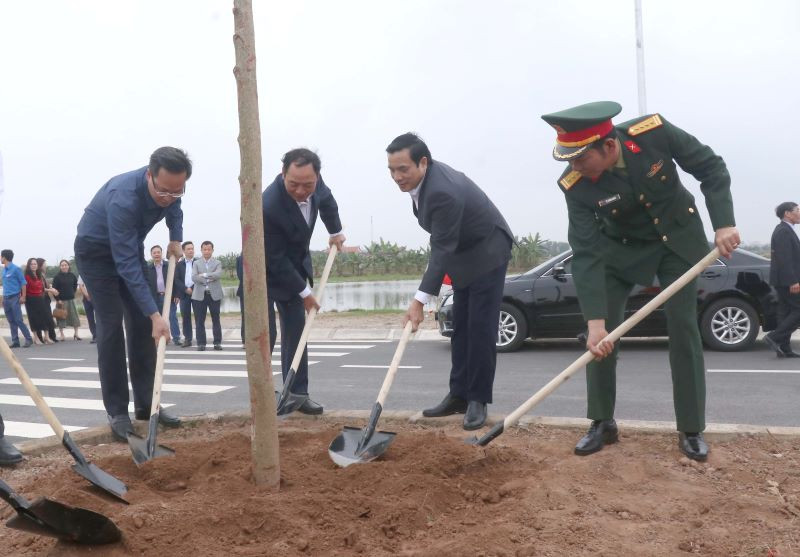 Lãnh đạo tỉnh Hưng Yên cùng nhân dân thành phố Hưng Yên đã trồng hơn 200 cây hoa ban tại dải phân cách tuyến đường trục Bắc Nam, khu Đại học Phố Hiến, thành phố Hưng Yên, tỉnh Hưng Yên.