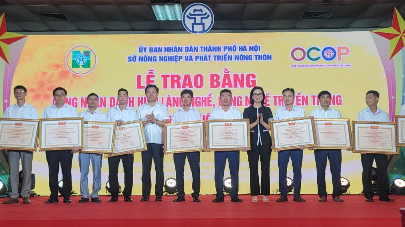 Lãnh đạo Sở Nông nghiệp và Phát triển nông thôn Hà Nội trao bằng công nhận làng nghề, làng nghề truyền thống.