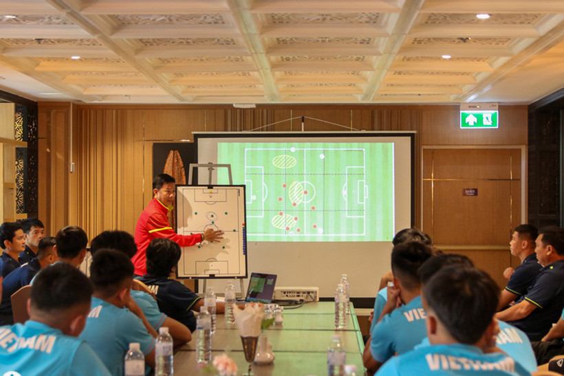 Huấn luyện viên Hoàng Anh Tuấn phổ biến đấu pháp cho các tuyển thủ U23 Việt Nam. (Ảnh: VFF)