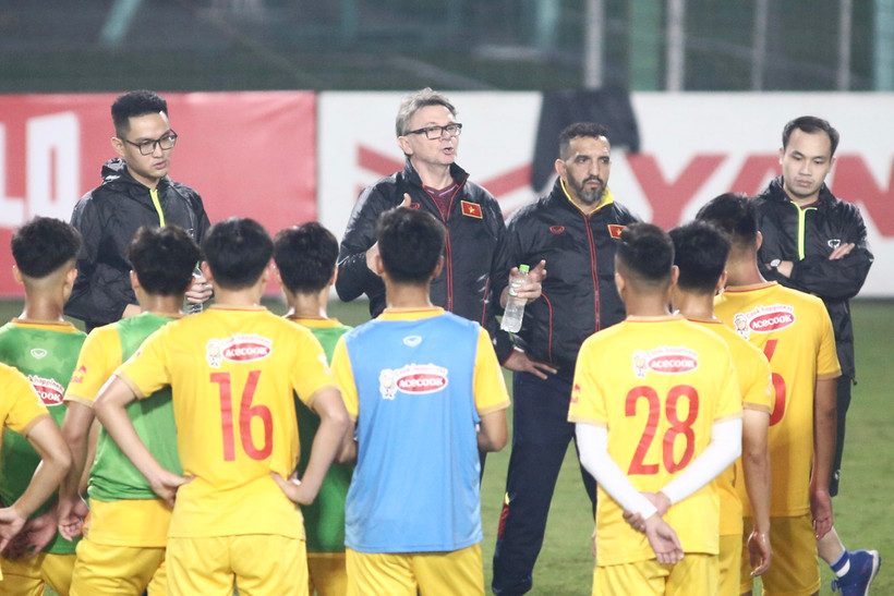 Ban huấn luyện cùng các tuyển thủ U23 Việt Nam. (Ảnh: VFF)