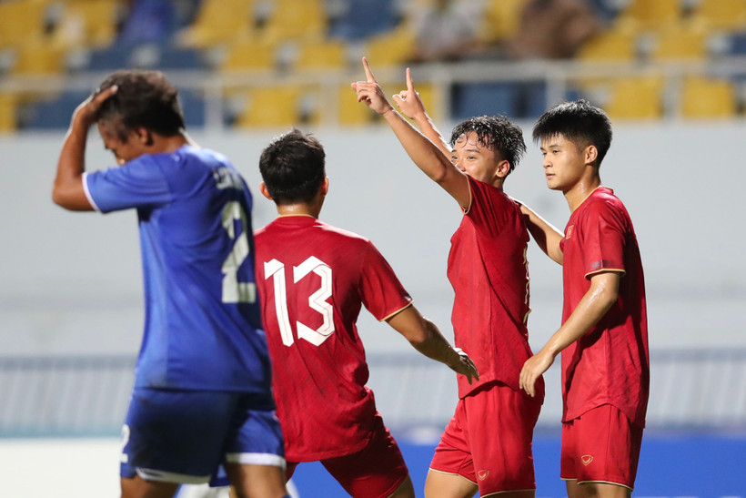 Hữu Tuấn ăn mừng siêu phẩm mở tỷ số cho U23 Việt Nam. (Ảnh: WS)