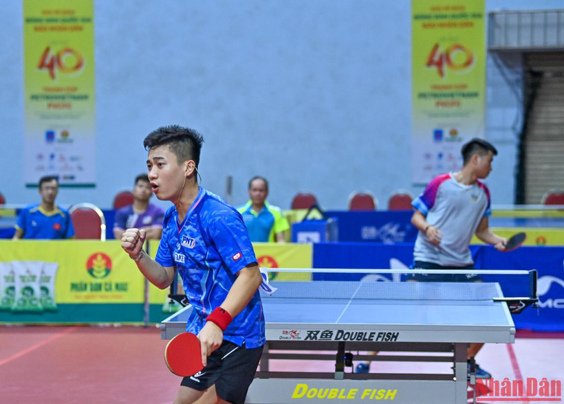 Lê Đình Đức ăn mừng chiến thắng trong trận đấu trước Đoàn Bá Tuấn Anh, đưa Hà Nội 1 lên ngôi vô địch đồng đội nam.