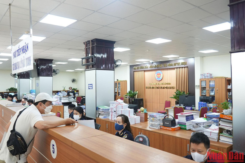 Công chức Cục Hải quan thành phố Hải Phòng hướng dẫn doanh nghiệp khai tờ khai hải quan.
