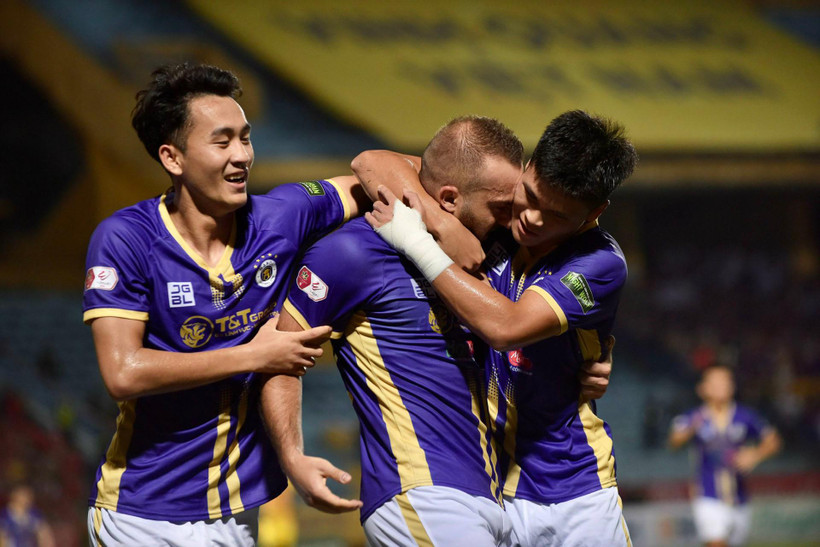 Các cầu thủ Hà Nội ăn mừng cùng ngoại binh Siladi Vladimir. 