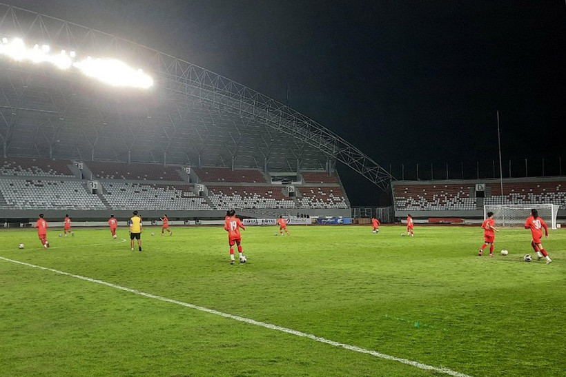 Đội tuyển U18 nữ Việt Nam làm quen mặt sân Gelora Jakaaring. (Ảnh: VFF)