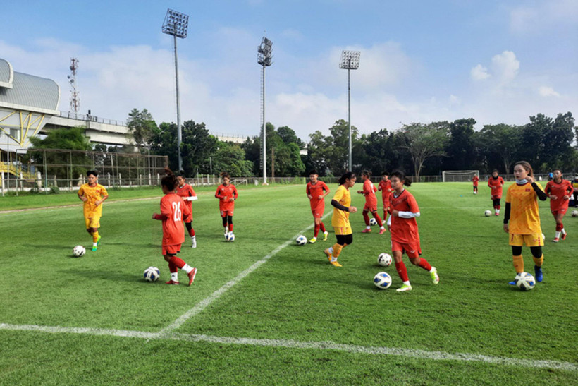 Các nữ tuyển thủ U18 Việt Nam tập luyện nhẹ trên sân. (Ảnh: VFF)