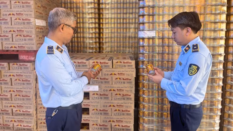 Lực lượng Quản lý thị trường kiểm tra hàng hóa vi phạm nhãn hiệu.