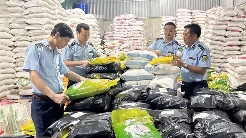 Lực lượng Quản lý thị trường kiểm tra hàng hóa vi phạm.