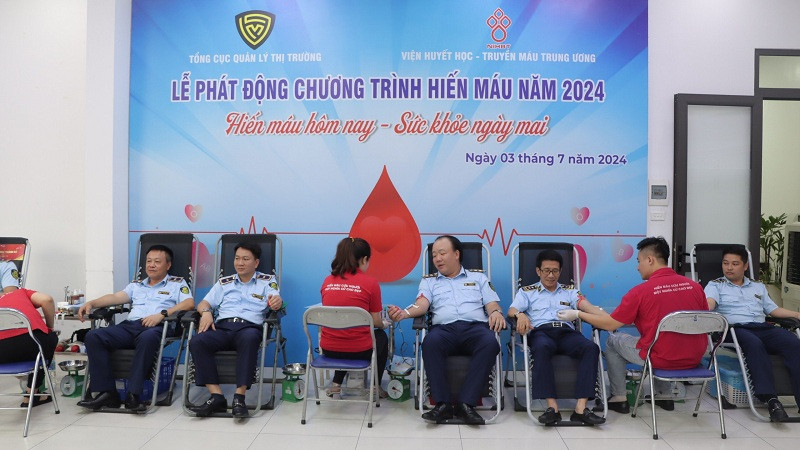 Lãnh đạo Tổng cục Quản lý thị trường tham gia hiến máu.