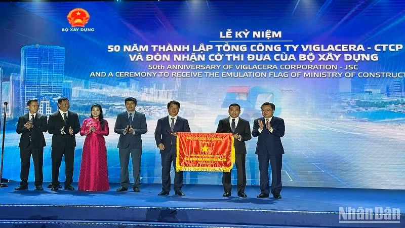 Bộ trưởng Xây dựng Nguyễn Thanh Nghị trao tặng cờ thi đua cho lãnh đạo Viglacera.