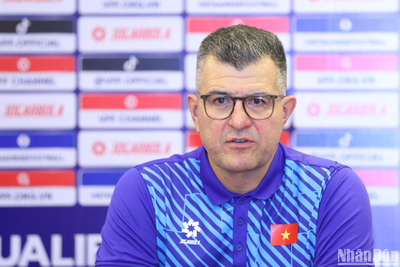 Huấn luyện viên Cristiano Roland phát biểu tại buổi họp báo sau trận thắng 2-0 U17 Myanmar. (Ảnh: TÙNG ĐẠT)