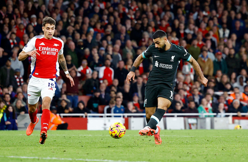 Mohamed Salah ghi bàn thắng thứ hai giúp Liverpool hòa 2-2 Arsenal. (Ảnh: Reuters)