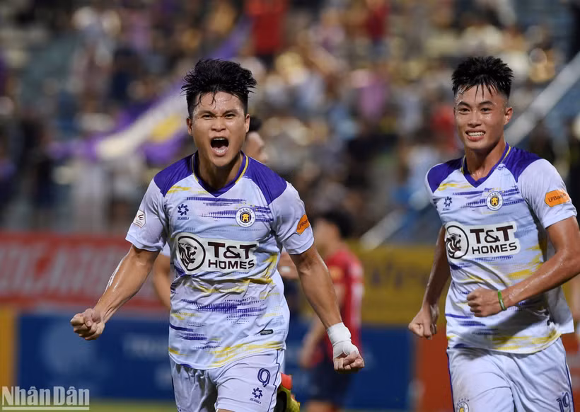 Tuấn Hải ghi bàn thắng ở những phút bù giờ cuối cùng để cầm hòa Công an Hà Nội. (Ảnh: TRẦN HẢI)