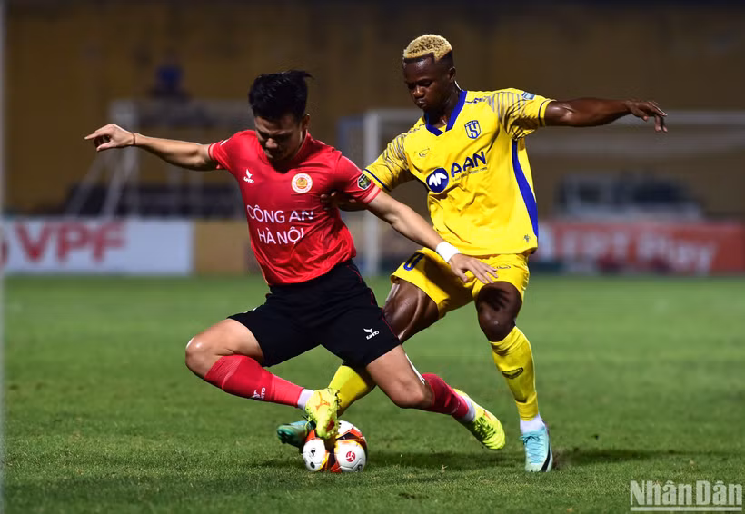 Công an Hà Nội (áo đỏ) giành chiến thắng thứ hai liên tiếp. (Ảnh: TRẦN HẢI)