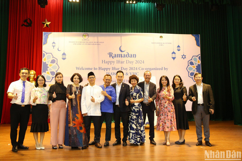 Một số đại biểu tham dự chương trình chụp ảnh lưu niệm. 