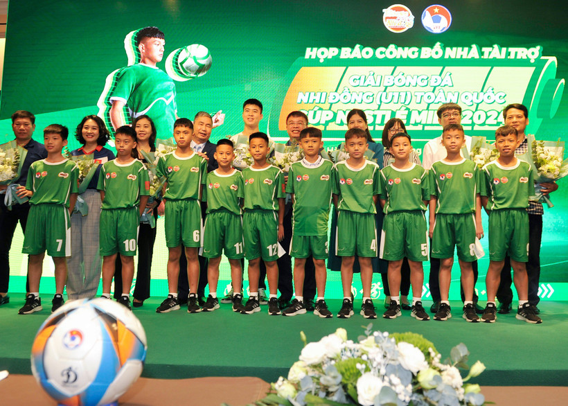 Các cầu thủ U11 tham dự giải đấu. 