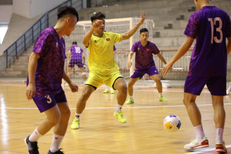 Đội tuyển futsal Việt Nam có buổi tập đầu tiên tại Thái Lan. (Ảnh: VFF)