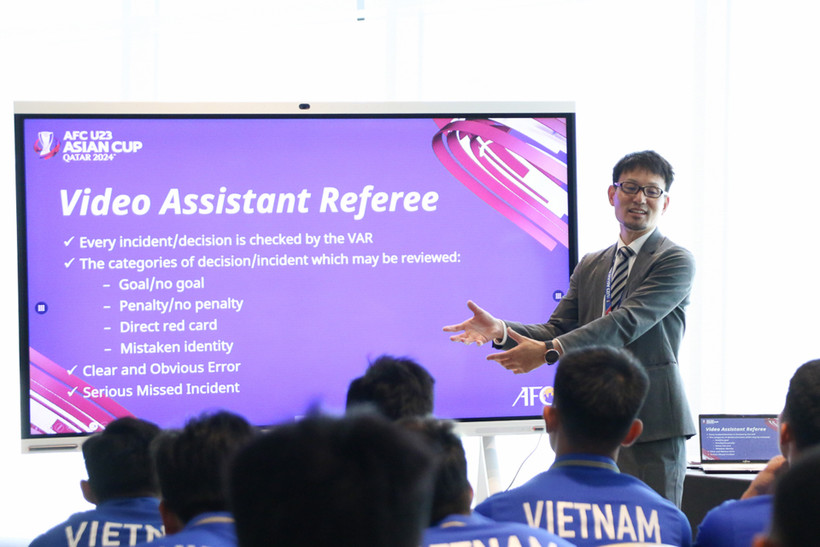 Đại diện AFC trao đổi cùng các thành viên đội tuyển U23 Việt Nam về công nghệ VAR. (Ảnh: VFF)