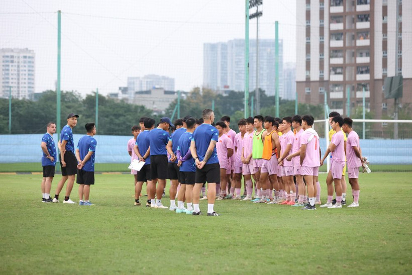 Ban huấn luyện và các cầu thủ U17 thảo luận trên sân tập. (Ảnh: VFF)