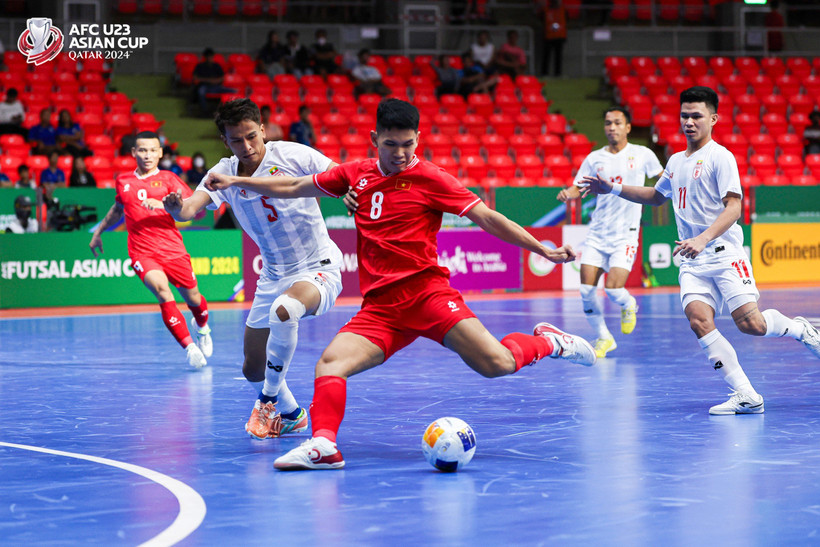 Minh Quảng (số 8) ghi bàn cho futsal Việt Nam. (Ảnh AFC)