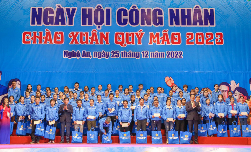 200 đoàn viên, lao động có hoàn cảnh đặc biệt khó khăn được tặng quà, với trị giá 1 triệu đồng/suất quà.
