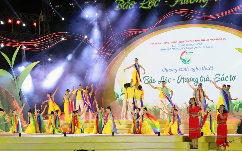 Hoạt cảnh mở màn “Khát vọng B’Lao” trong chương trình nghệ thuật “Bảo Lộc-Hương trà, Sắc tơ”.