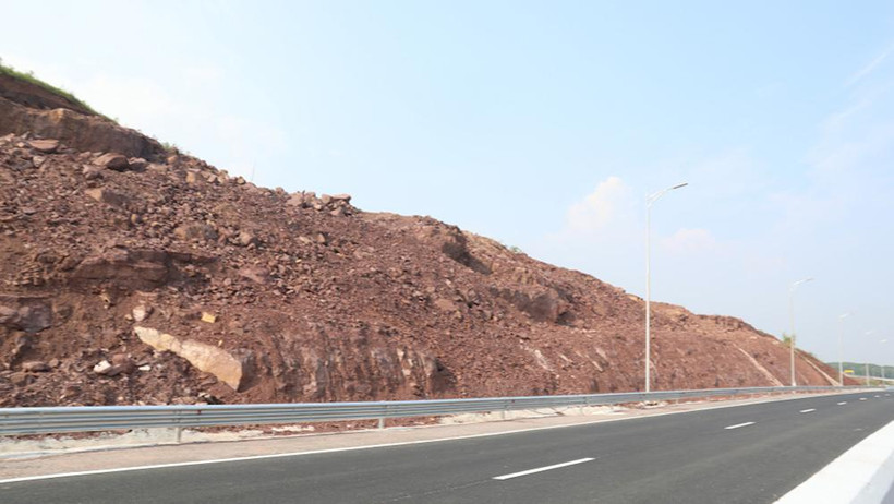 Vị trí sạt lở trên cao tốc Vân Đồn-Móng Cái. (Ảnh: Báo Quảng Ninh)
