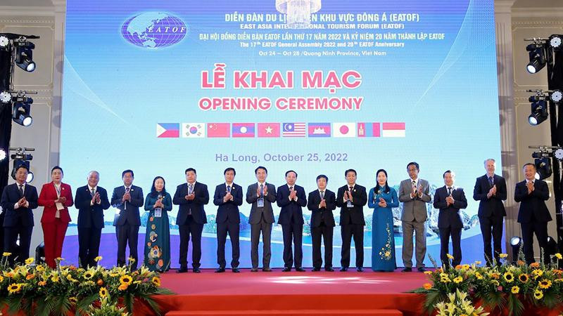 Đại diện các nước tham dự Đại hội đồng Diễn đàn Du lịch liên khu vực Đông Á (EATOF) lần thứ 17 chụp ảnh lưu niệm.