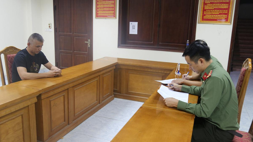 Đối tượng Chen Jian Fu tại cơ quan điều tra.