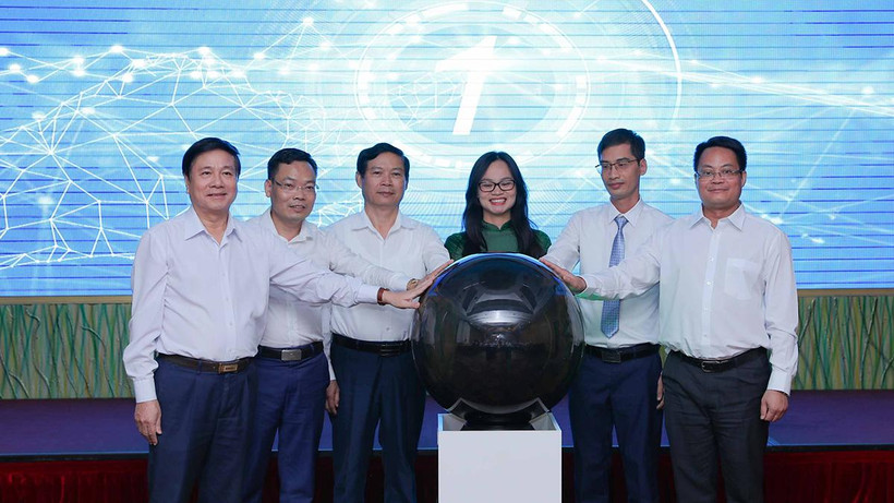 Các đại biểu thực hiện nghi lễ chính thức ra mắt Tạp chí điện tử Người Hà Nội. (Ảnh: Thanh Tùng)