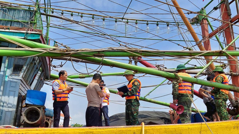 Bộ đội Biên phòng Quảng Bình tuyên truyền về khai thác IUU cho ngư dân ngay trên tàu cá.