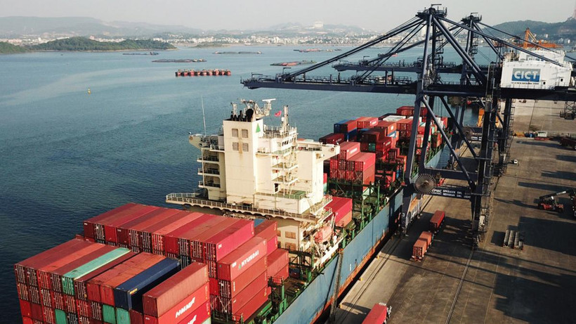 Tàu vào làm hàng tại Cảng CICT Cái Lân (Quảng Ninh).