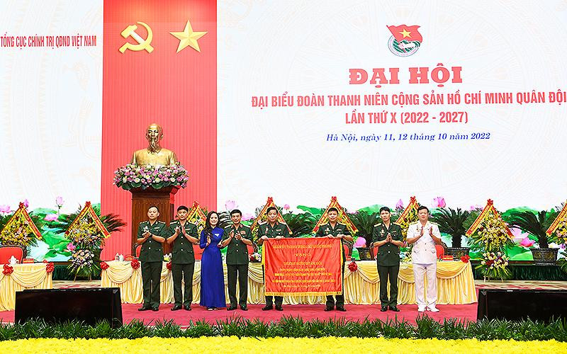 Đại tướng Phan Văn Giang trao bức trướng “Trung thành – Dũng cảm – Khát vọng – Cống hiến – Xung kích – Sáng tạo – Xứng danh Bộ đội Cụ Hồ thời kỳ mới” của Quân ủy Trung ương, Bộ Quốc phòng tặng tuổi trẻ toàn quân tại Đại hội.