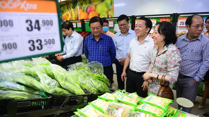 Bộ trưởng Lê Minh Hoan đi thực tế tại Co.opXtra Linh Trung (thành phố Thủ Đức) và kiểm tra các gian hàng.
