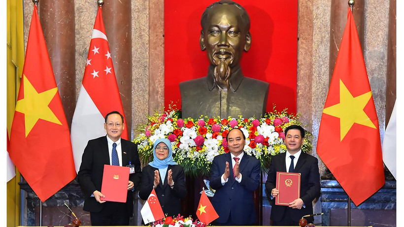 Chủ tịch nước Xuân Phúc và Tổng thống Singapore Halimah Yacob chứng kiến lễ ký Bản ghi nhớ về hợp tác năng lượng giữa Bộ Công thương hai nước.