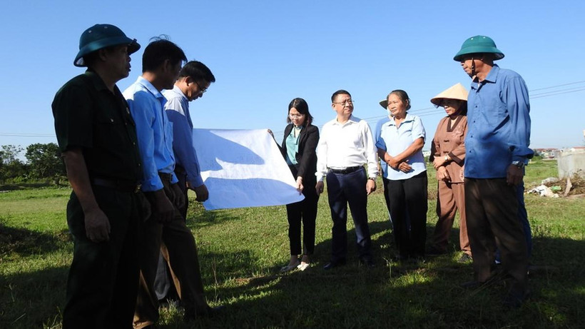 Lãnh đạo UBND huyện Mê Linh vận động người dân thực hiện công tác giải phóng mặt bằng. (Ảnh: Vũ Cường)