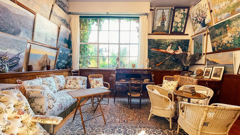 Xưởng vẽ với bộ ghế salon bọc vải hoa, cùng bức tường treo kín bản sao của những tranh gốc gây ấn tượng mạnh với bất kể ai khi bước vào căn phòng.