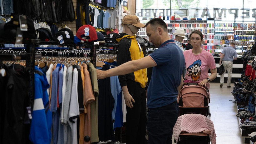 Người dân Nga trong một trung tâm mua sắm ở Moskva. 