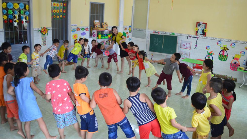 Vượt qua khó khăn, đội ngũ giáo viên miền núi Quảng Ngãi luôn hết lòng vì học sinh thân yêu. 