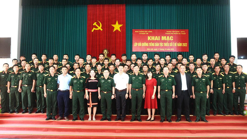 Đại diện lãnh đạo Binh chủng Đặc công, Lữ đoàn Đặc công 198, Trung tâm Giáo dục nghề nghiệp-Giáo dục thường xuyên thành phố Buôn Ma Thuột và các học viên tại lễ khai mạc.