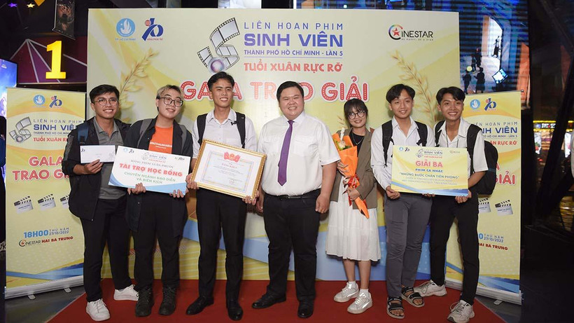 Trao giải cho các nhóm có tác phẩm xuất sắc..