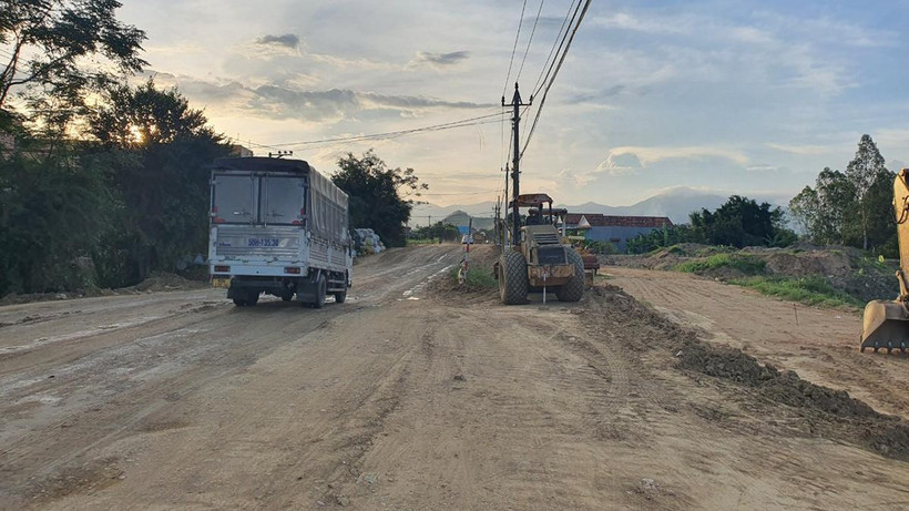 Mặt đường Quốc lộ 19 bị hư hỏng, bong tróc, thi công không bảo đảm an toàn gây khó khăn cho phương tiện lưu thông trên tuyến.